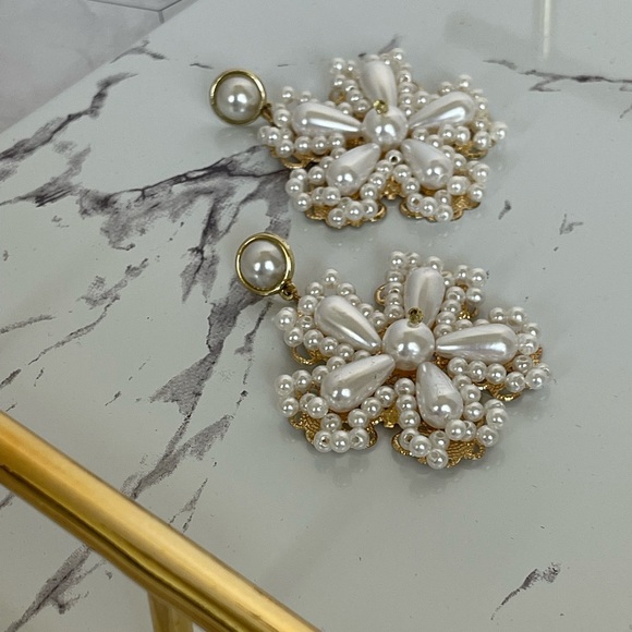 Zara Gold tone flower peal dangle earrings NEW - Picture 4 of 4